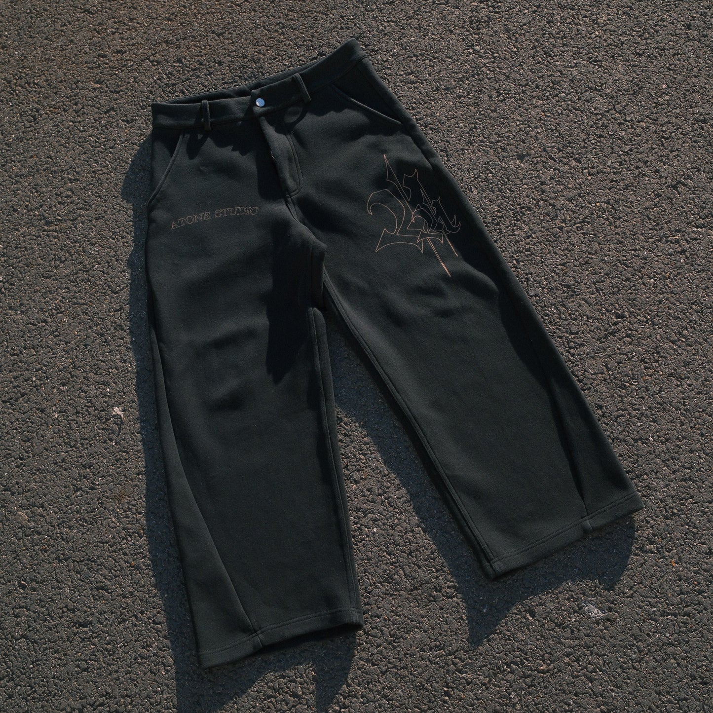 HEAVYWEIGHT TRACKPANTS
